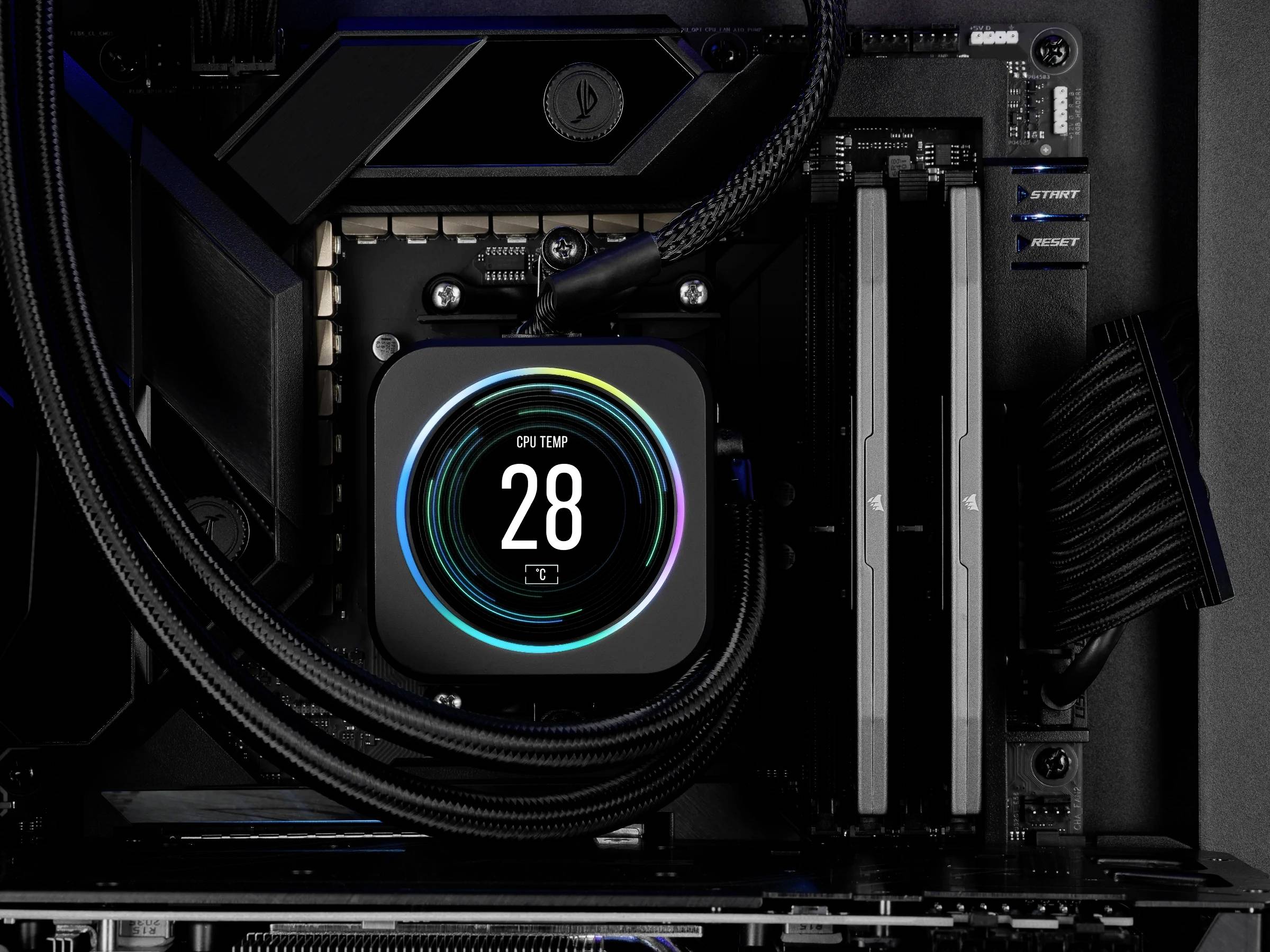 Ein Computergehäuse mit sichtbarem Motherboard und Kühlaggregat, das eine Prozessor-Temperatur von 28 Grad anzeigt.