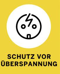 Ein gelbes Schild mit einem Symbol für Elektrizität und dem Text 'Schutz vor Überspannung'. Hinweis auf Schutzmaßnahmen.