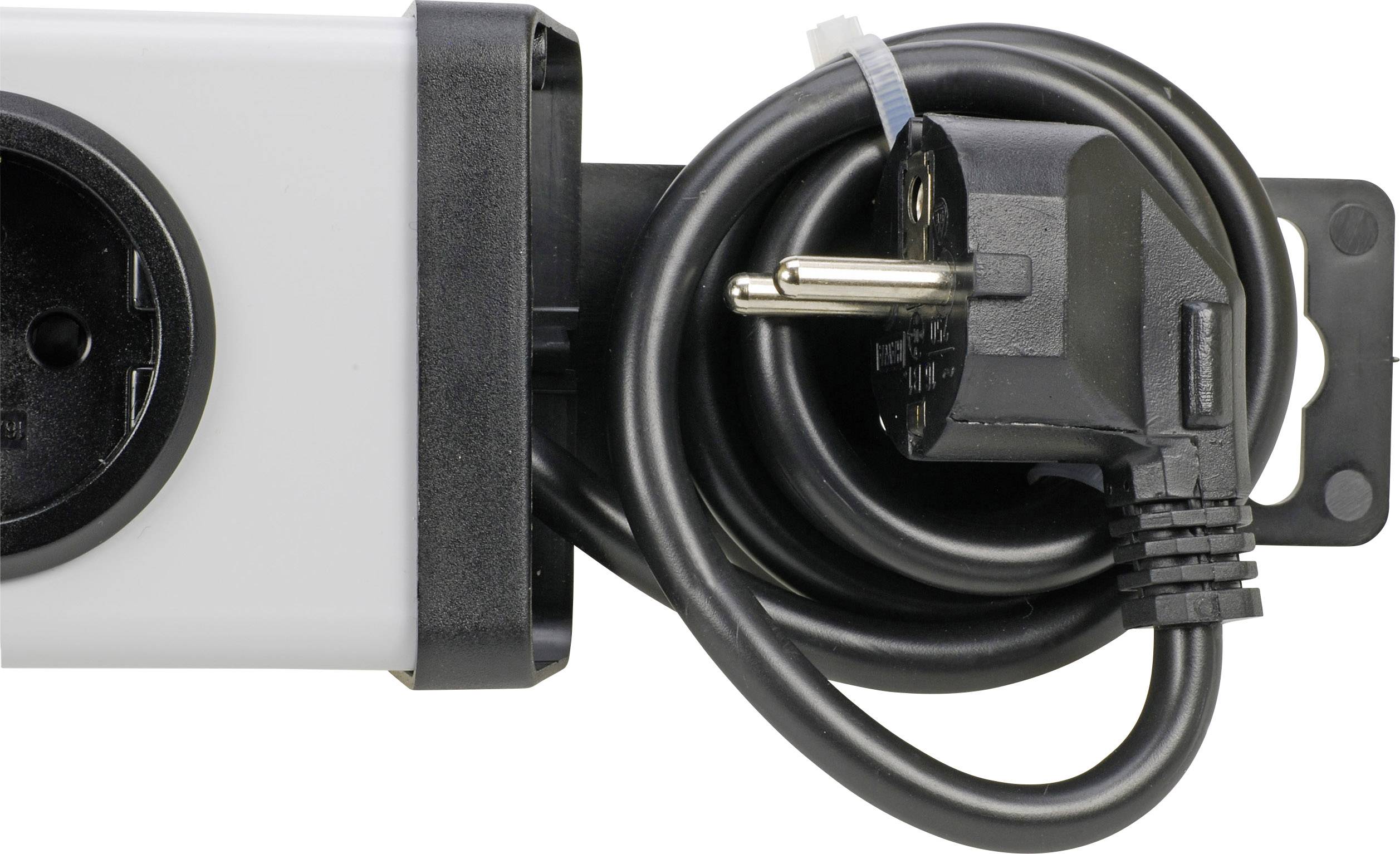 Ein schwarzer Stromstecker ist in eine weiße Steckdosenleiste eingesteckt, mit gewickeltem Kabel daneben.