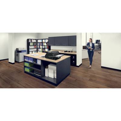 Ein modernes Büro mit Holzfußboden, Aktenschränken und Regalen voller Bücher. Eine Person trägt Dokumente. Ein Drucker steht auf einem Tisch.