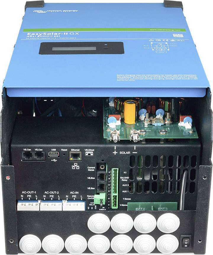 Ein blauer EasySolar-II GX Solaranlagen-Wechselrichter mit mehreren Anschlüssen und Schaltern, zeigt eine geöffnete Abdeckung.