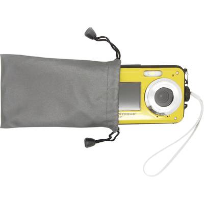 Gelbe Digitalkamera halb in grauer Stofftasche, mit herausgezogenem Objektiv und kleiner Handschlaufe rechts.