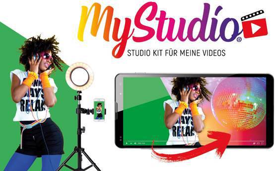 Frau tanzt mit Kopfhörern, daneben Smartphone auf Halterung mit Ringlicht. Text: 'MyStudio Studio Kit für meine Videos'.