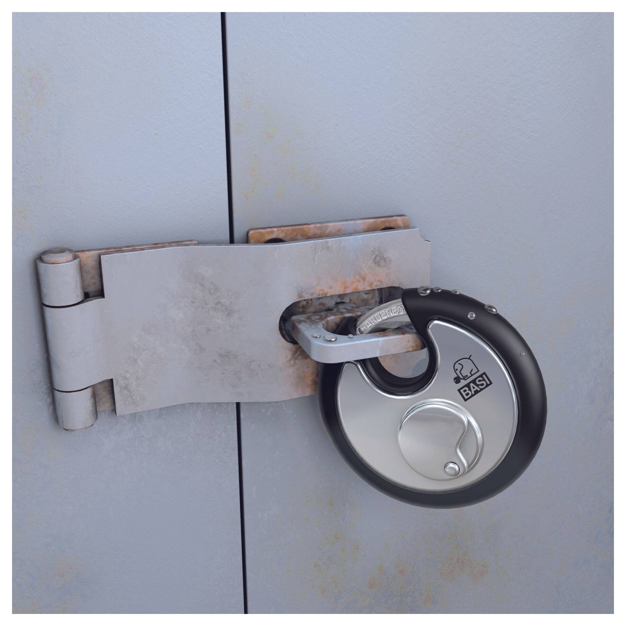 Ein neues, rundes Vorhängeschloss sichert eine rostige Metalltür durch eine robuste Metallkette.