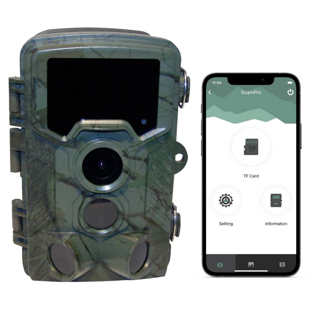 Wildkamera neben Smartphone mit Gehäuse und Kameraobjektiv sichtbar. Smartphone zeigt App-Schnittstelle für Kameraeinstellungen.