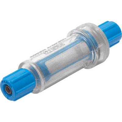 Durchsichtiger Wasserfilter mit blauen Anschlüssen, zur Reinigung von Trinkwasser in Haushaltsanlagen.