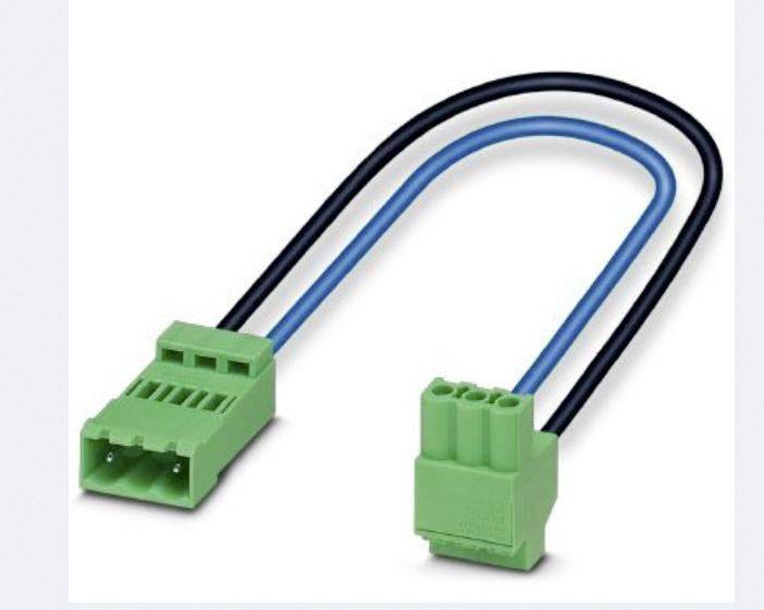 Grünes Kabel mit zwei Steckverbindern, einem größeren und einem kleineren, verbunden durch blaue und schwarze Drähte.
