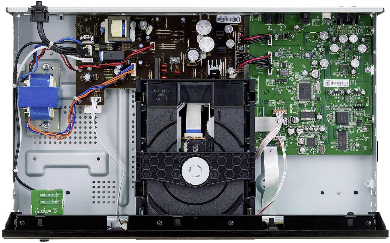 Ein geöffneter DVD-Player zeigt das Innenleben mit elektrischen Schaltkreisen, einem Netzteil und einem optischen Laufwerk zur Medienwiedergabe.