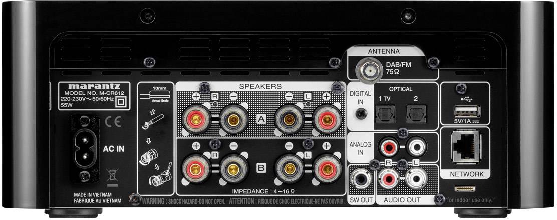 'Rückseite eines Audio-Receivers mit Anschlüssen für Lautsprecher, Antenne, digitale und analoge Eingänge sowie Netzwerkanschluss.'
