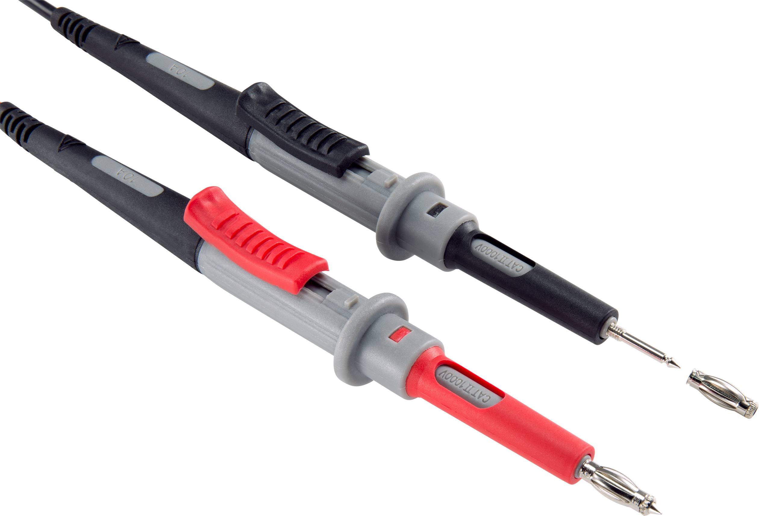 Zwei Prüfspitzen für elektrische Messgeräte, eine mit rotem Griff, die andere mit schwarzem, auf weißem Hintergrund.
