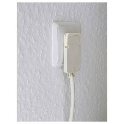 Weißer Netzteil in einer Wandsteckdose eingesteckt, mit einem weißen Kabel, das herunterhängt.
