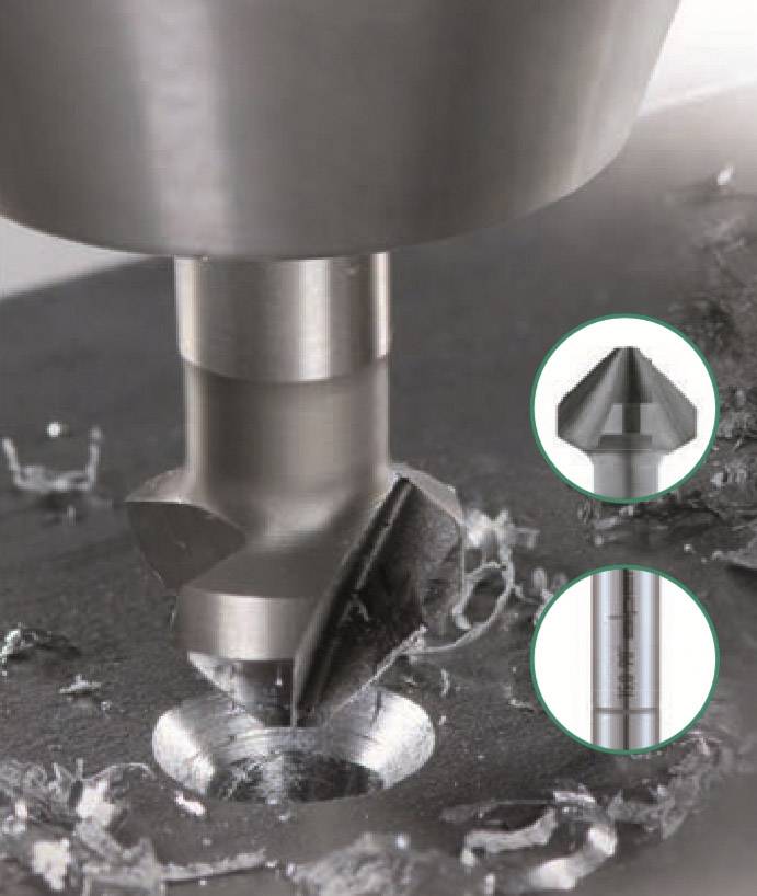 Ein Bohrer bohrt ein Loch in eine Metalloberfläche. Zwei runde Einblendungen zeigen Details der Bohrspitze und Maße. Metallspäne sind sichtbar.