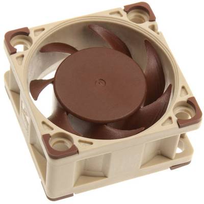 Kleiner, quadratischer Computerlüfter in Braun und Beige, mit abgerundeten Ecken und sieben Schaufeln, montiert in einem Kunststoffrahmen.