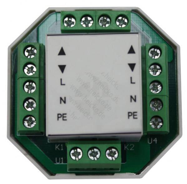 Elektronisches Modul mit mehreren Schraubanschlüssen, wahrscheinlich für elektrische Verdrahtung. Pfeilsymbole und Beschriftungen sichtbar.