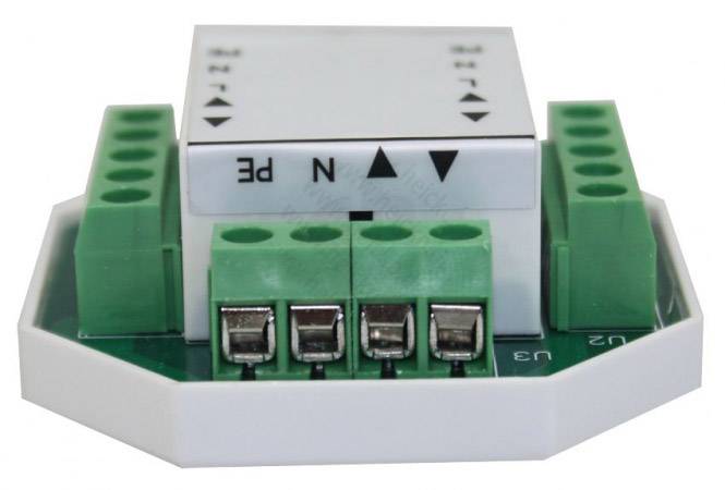 Ein elektrisches Installationsgerät mit grünen Klemmen und einem weißen Gehäuse, auf dem Beschriftungen wie 'PE' und 'N' zu sehen sind.