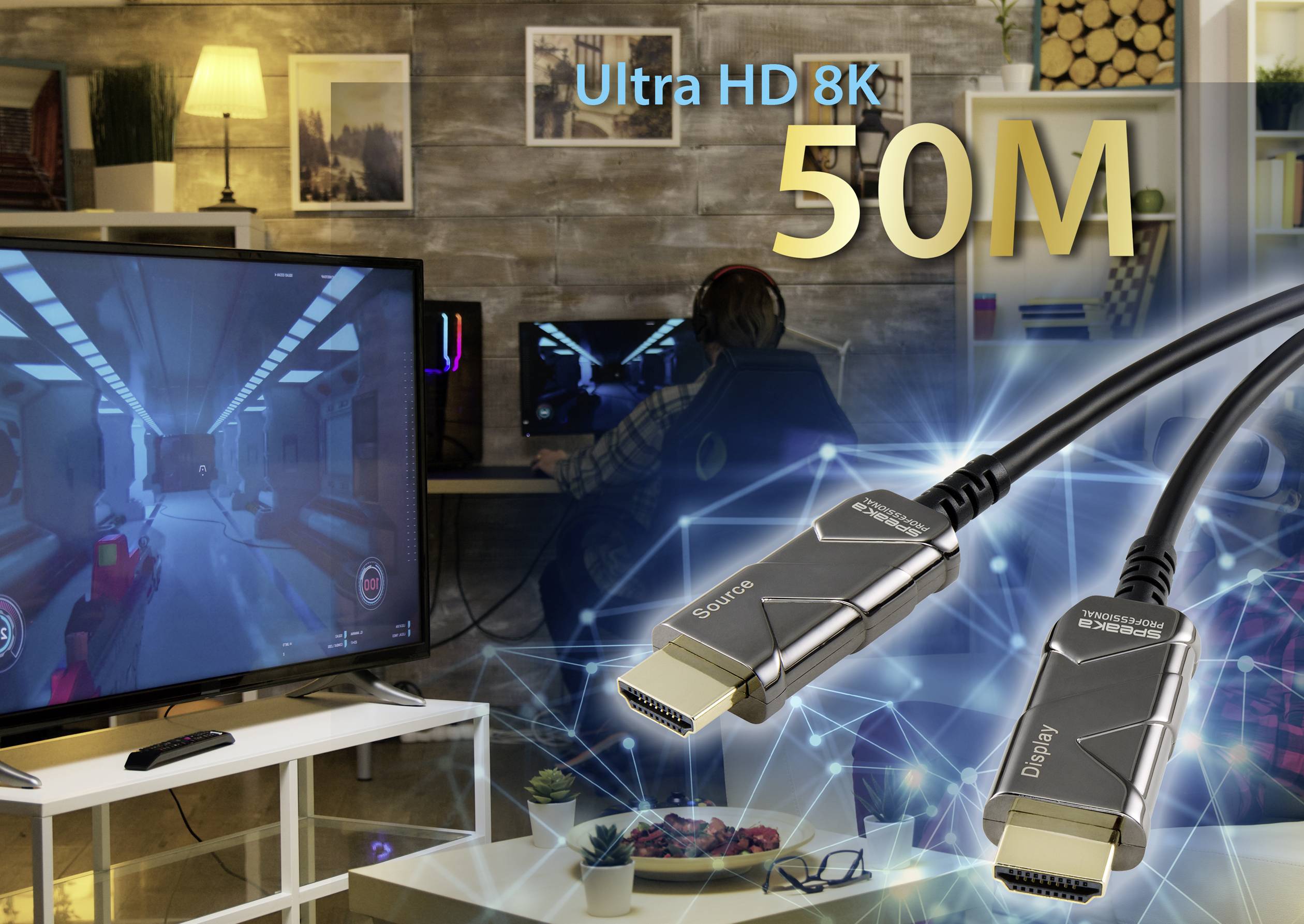 Ein Wohnzimmer mit zwei Computern und einem Fernseher, der ein Videospiel anzeigt. Text: 'Ultra HD 8K 50M'. Zwei HDMI-Kabel im Vordergrund.