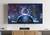 Futuristisches Dashboard auf einem Fernseher zeigt holografische Diagramme und Datenanzeigen in einer modernen Wohnumgebung.