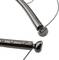 Ein Paar kabellose In-Ear-Kopfhörer mit Nackenbügel-Design, in Schwarz.