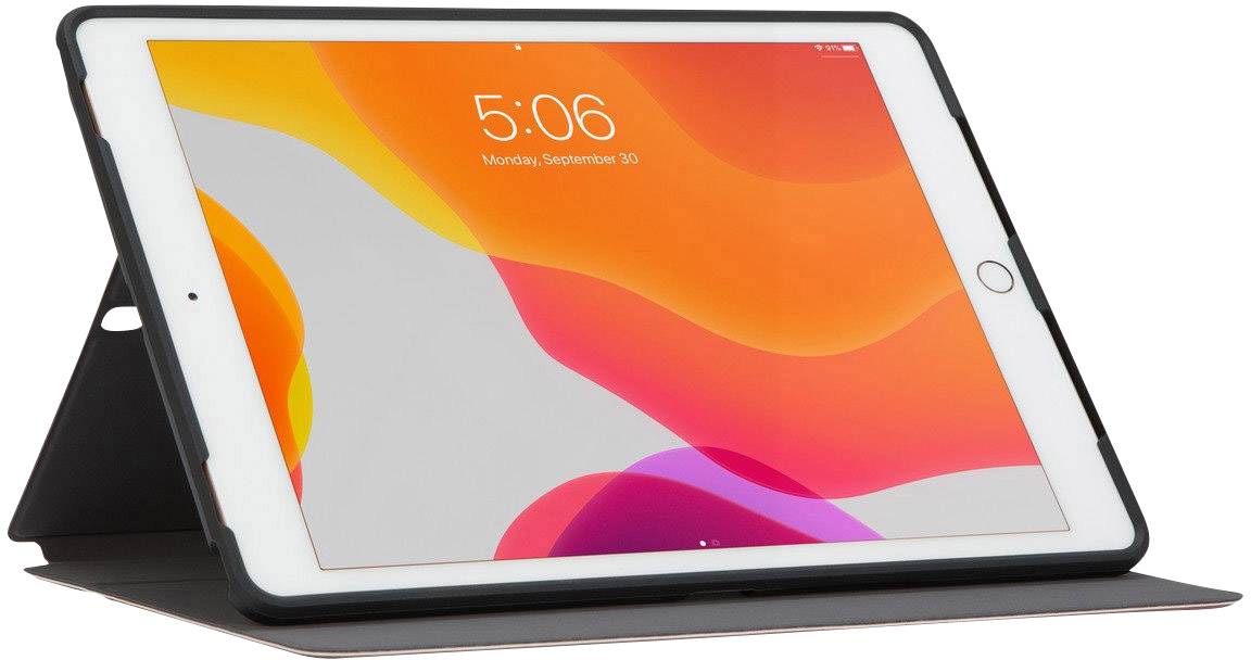 Ein Tablet in einem schwarzen Klappetui zeigt einen farbenfrohen Bildschirm. Es steht auf einem Tisch und zeigt die Uhrzeit 5:06.