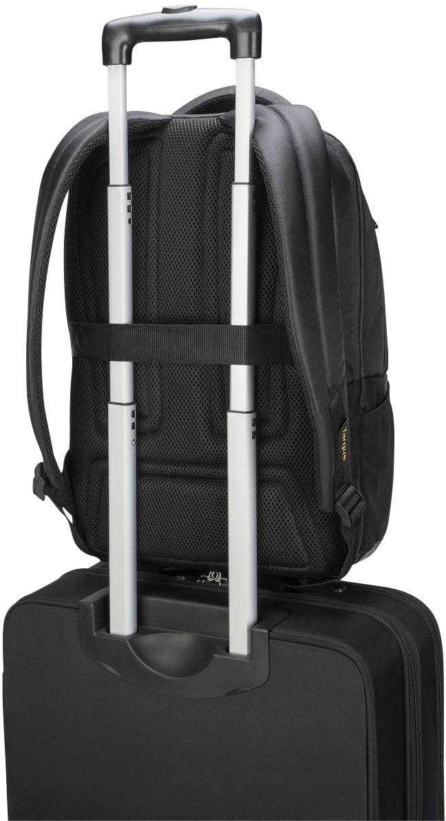 Ein schwarzer Rucksack ist an den ausziehbaren Griff eines schwarzen Koffers befestigt.