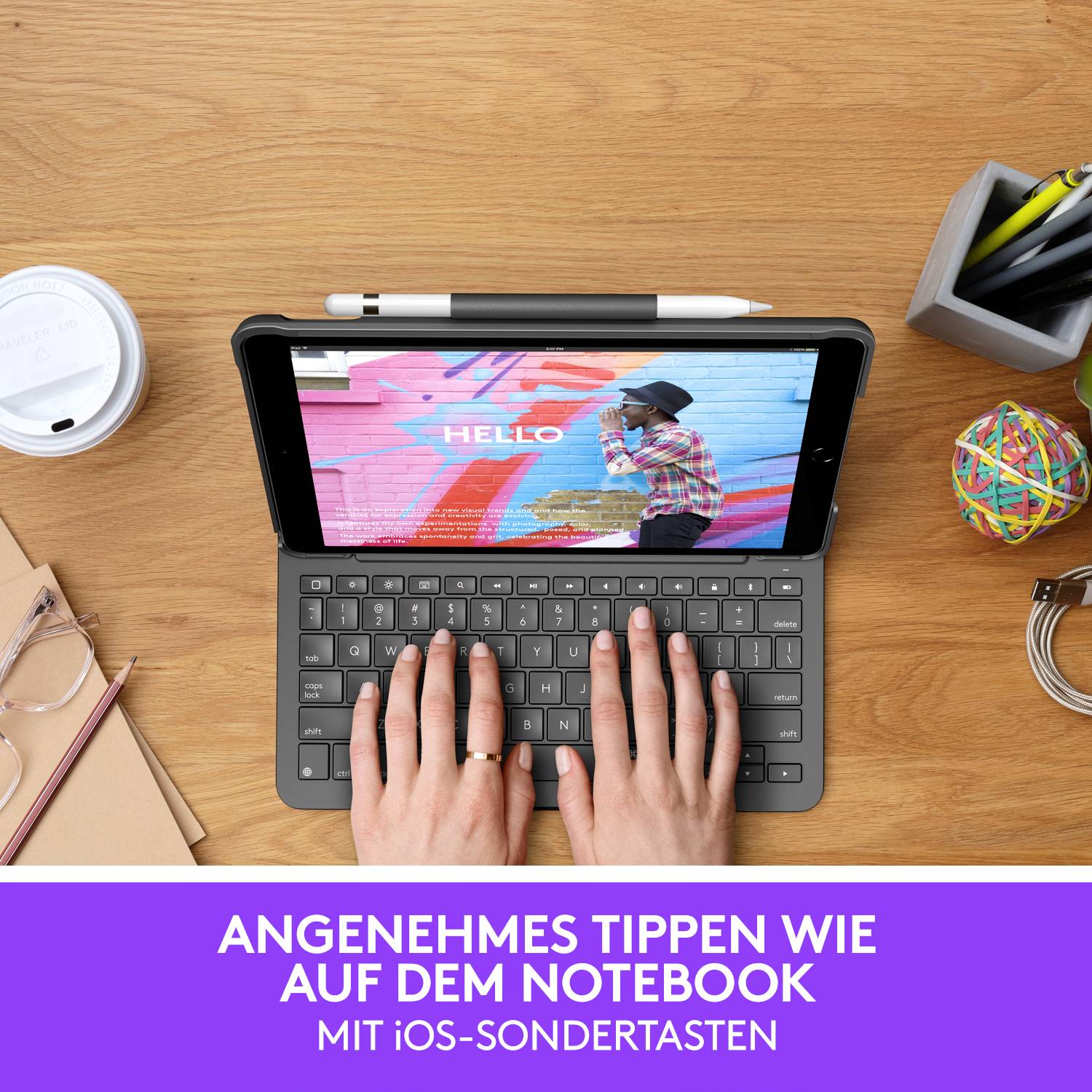 Eine Person tippt auf einem Tablet mit Tastatur. Text: 'Angenehmes Tippen wie auf dem Notebook'. Büroartikel und Kaffee sind sichtbar.