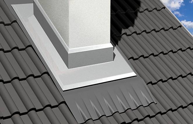 Dach mit rechteckigem Kamin, umgeben von dunklen Ziegeln. Flaches Blech um den Kamin sorgt für Abdichtung und Stabilität.