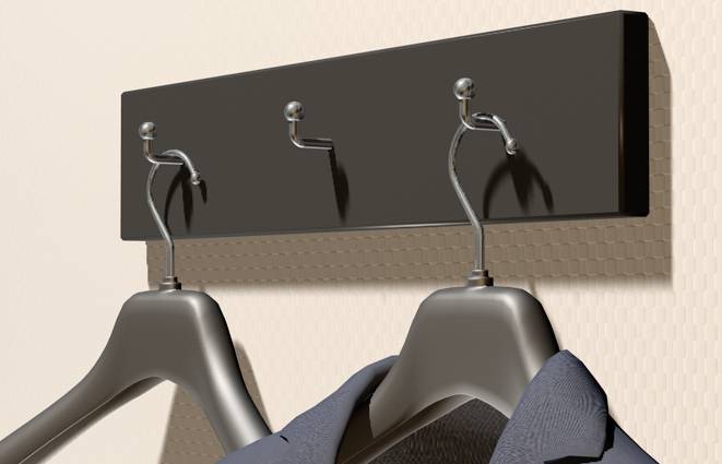 Zwei Jacken hängen an einem Wandhaken in einem Innenraum. Die Szene vermittelt Ordnung und Organisation.