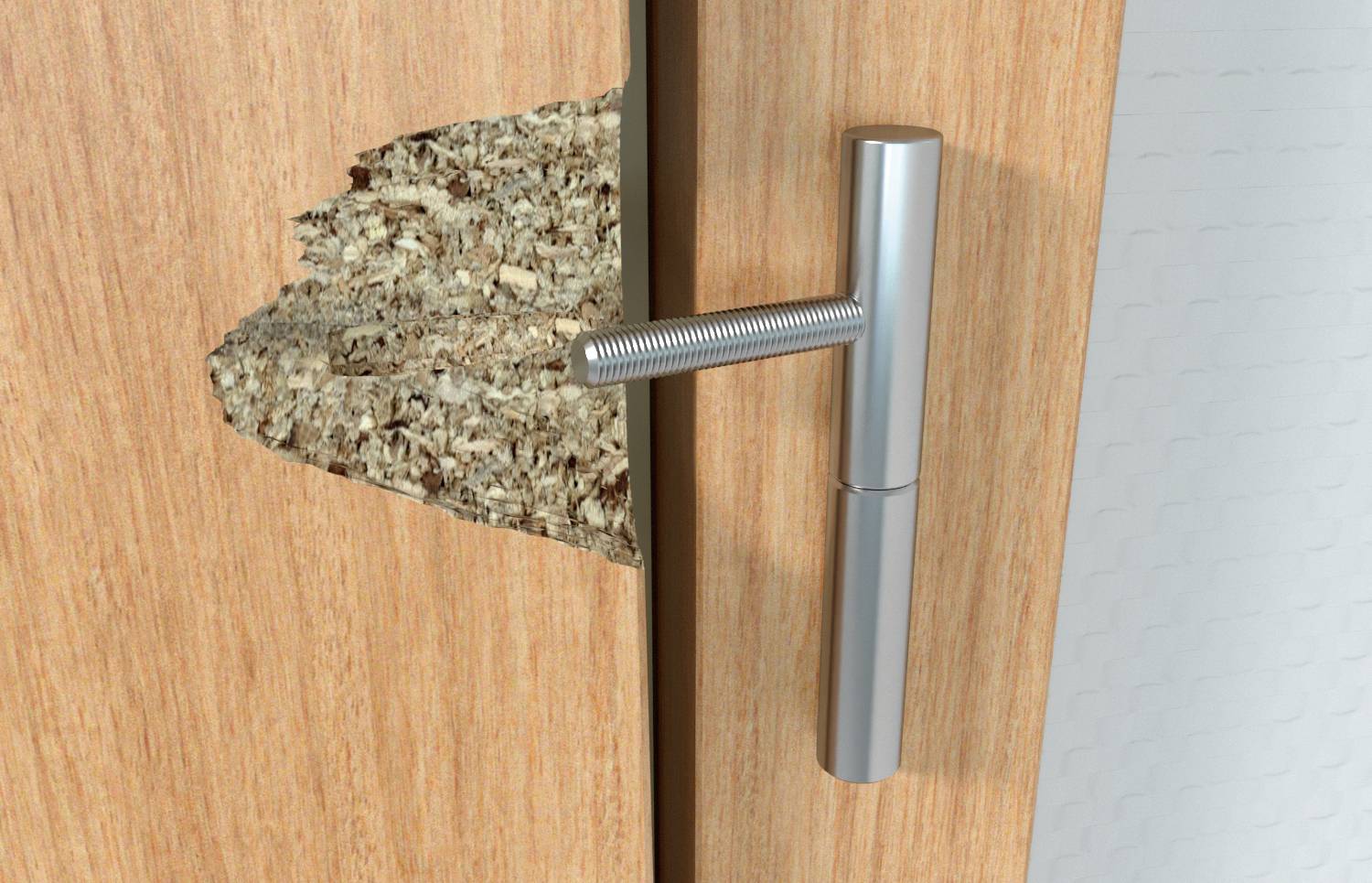 Ein Holztürblatt ist stark beschädigt. Ein Innentürgriff steckt schräg im beschädigten Bereich, was einen Einbruchsversuch andeutet.