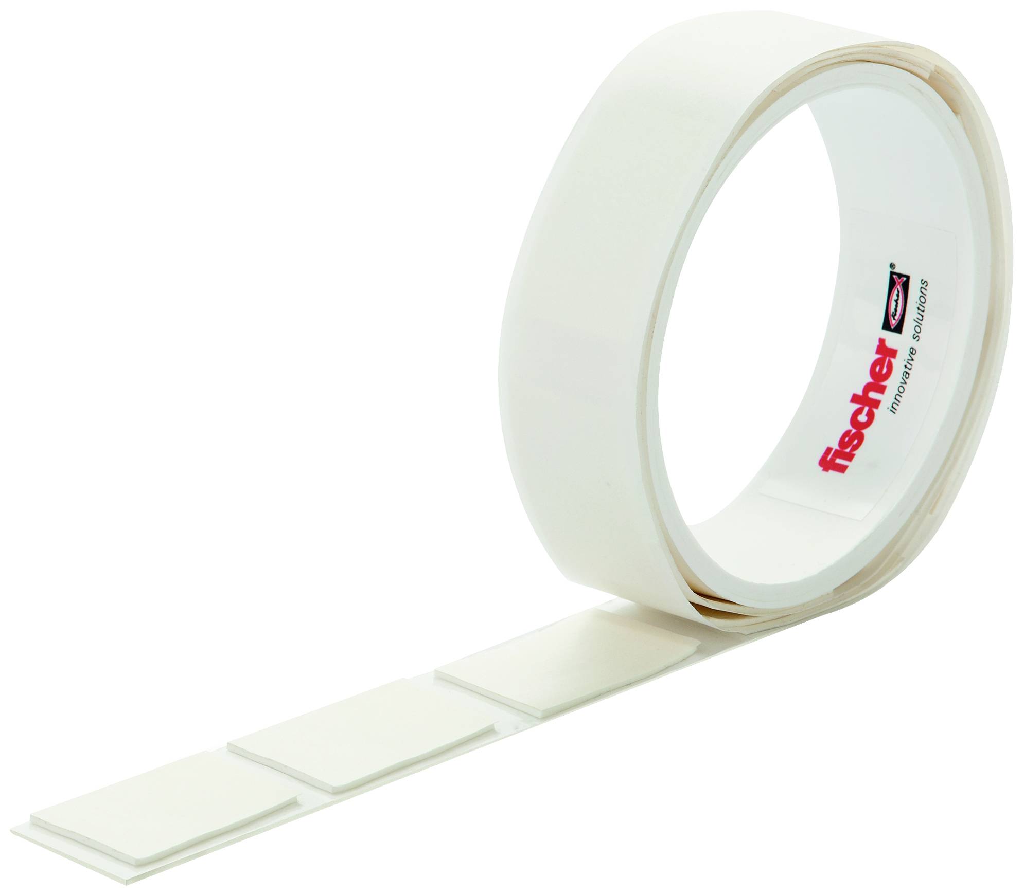 Eine Rolle doppelseitiges Klebeband mit ablösbaren Rechtecken. Markenlogo 'fischer' auf der Innenseite der Rolle sichtbar.