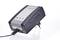 Ein Ladegerät von H-Tronic, Modell AL 800, mit LED-Anzeigen für den Ladezustand. Europeischer Steckeradapter.