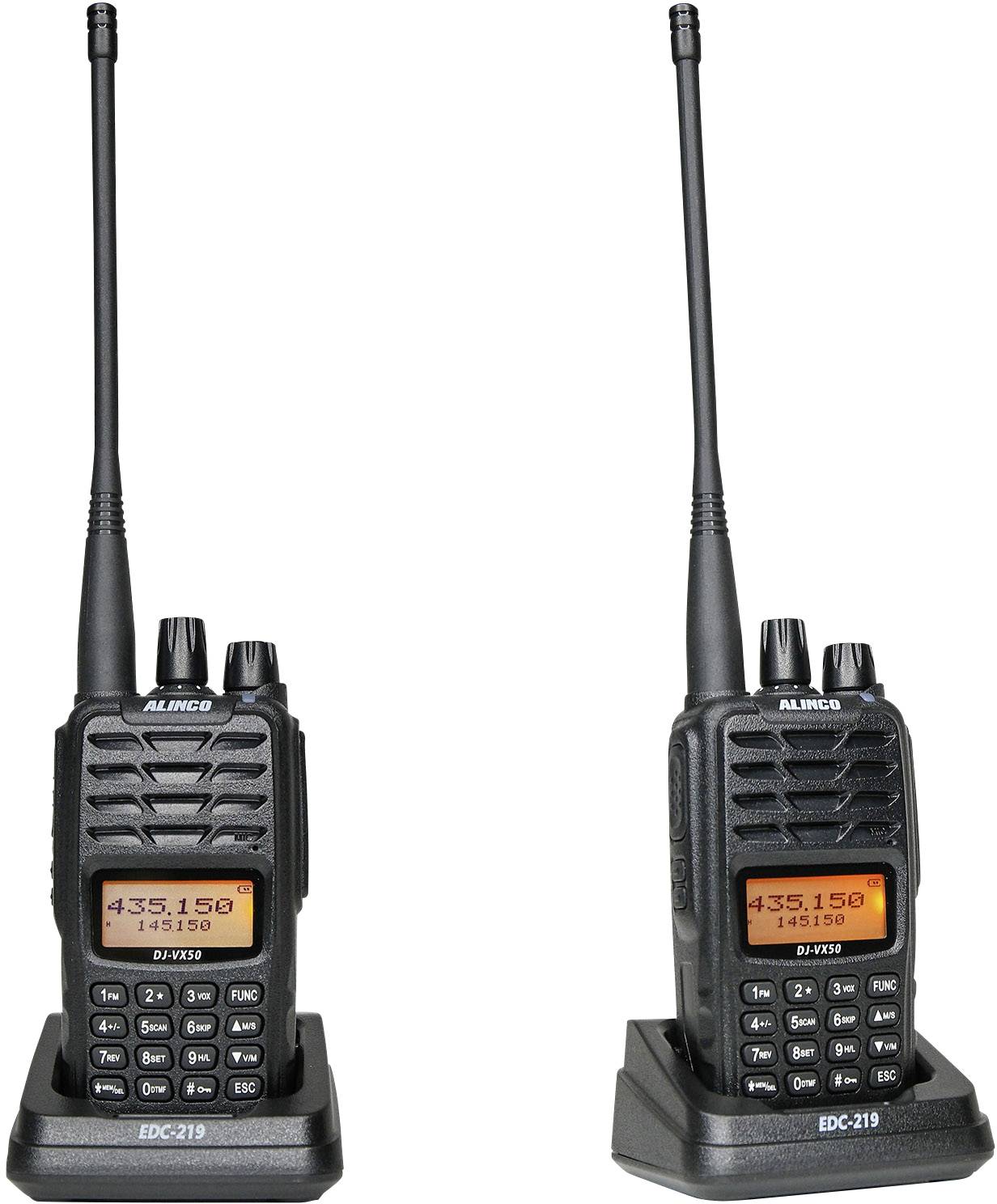 Zwei schwarze Funkgeräte mit Antennen und beleuchtetem Display, die auf Ladestationen stehen.