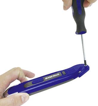 Jemand hält ein handliches blaues Abisolierwerkzeug, während eine andere Person mit einem Schraubenzieher daran arbeitet.