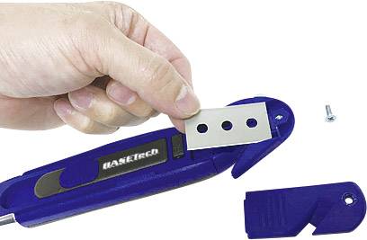'Hand hält Klinge über einem blauen Cuttermesser, daneben liegt eine kleine Schraube und eine abgenommene Abdeckung.'