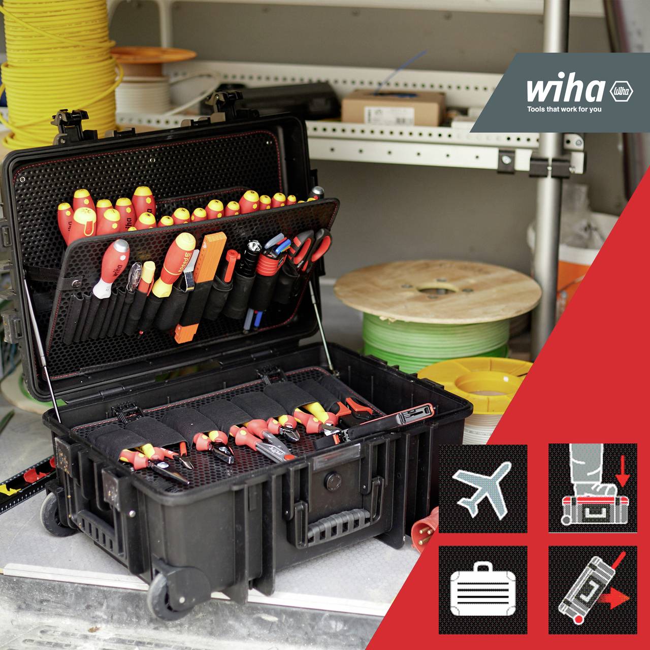 Offener Werkzeugkoffer mit verschiedenen Schraubendrehern in einer Werkstatt. Im Hintergrund Kabelrollen. Wiha-Logo oben rechts.