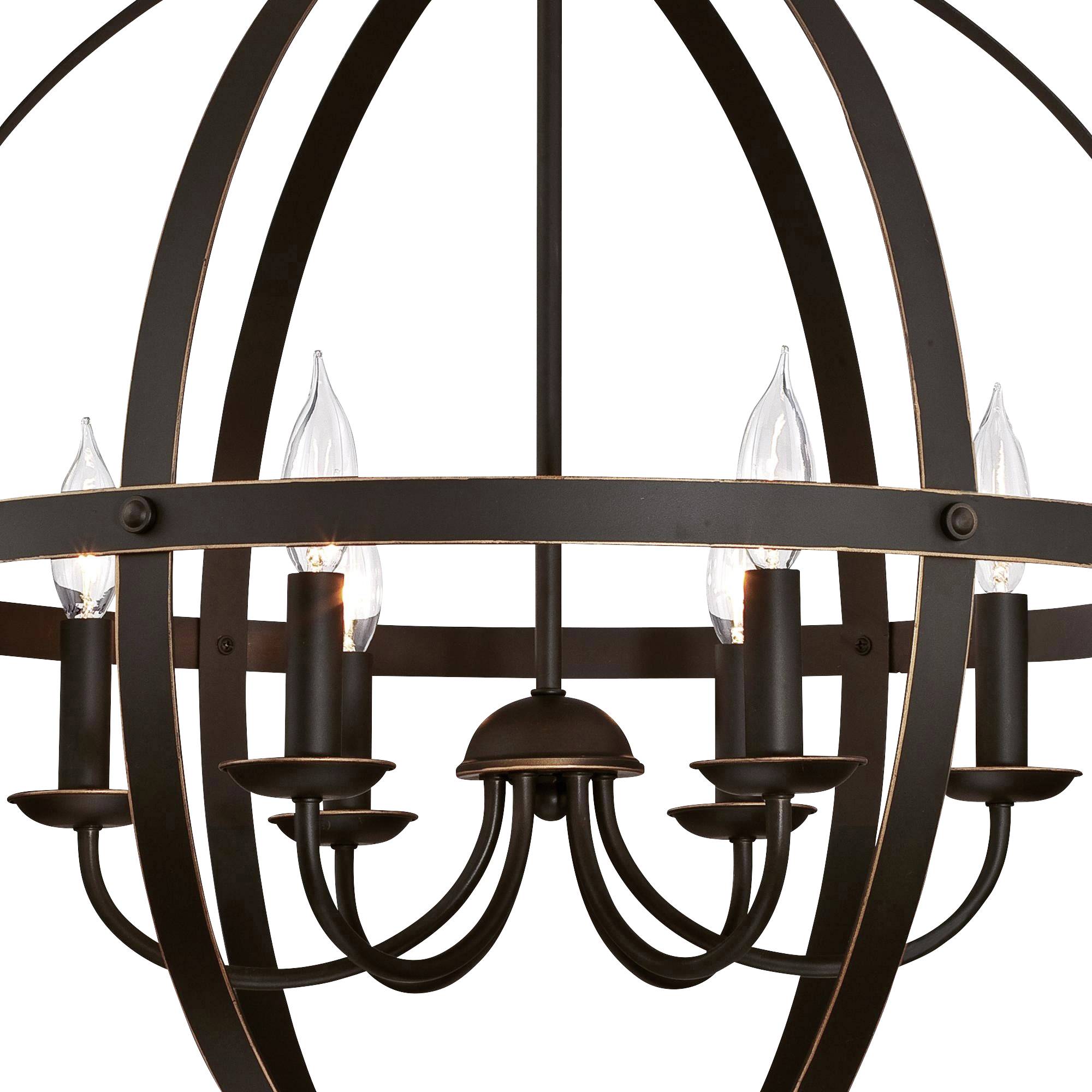 Ein bronzefarbener Kronleuchter mit sechs Glühbirnen in Kerzenform, angeordnet in einem kugelförmigen Metallrahmen.