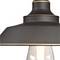 Eine elegante Deckenlampe mit dunklem Schirm und kupferfarbenem Rand, darunter eine leuchtende Glühbirne.
