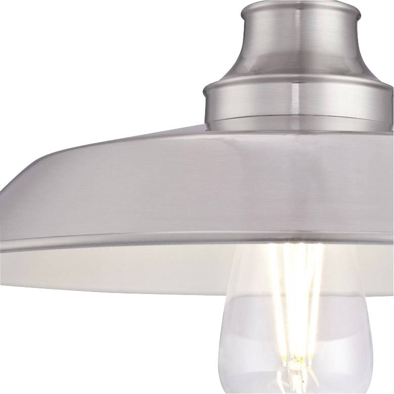 Eine moderne silberne Deckenlampe mit schlichtem Design und sichtbarer Glühbirne. Sie spendet klares, fokussiertes Licht.