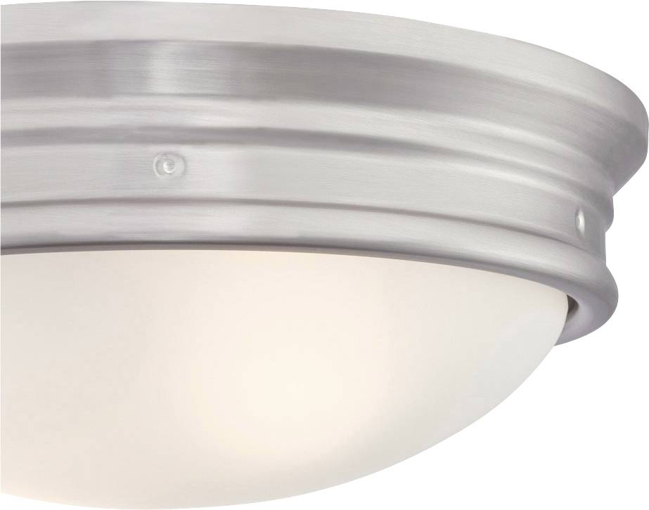 Eine Deckenleuchte mit gebürstetem Metallrahmen und weißem, kuppelförmigem Glasdiffusor, die sanftes Licht verbreitet.