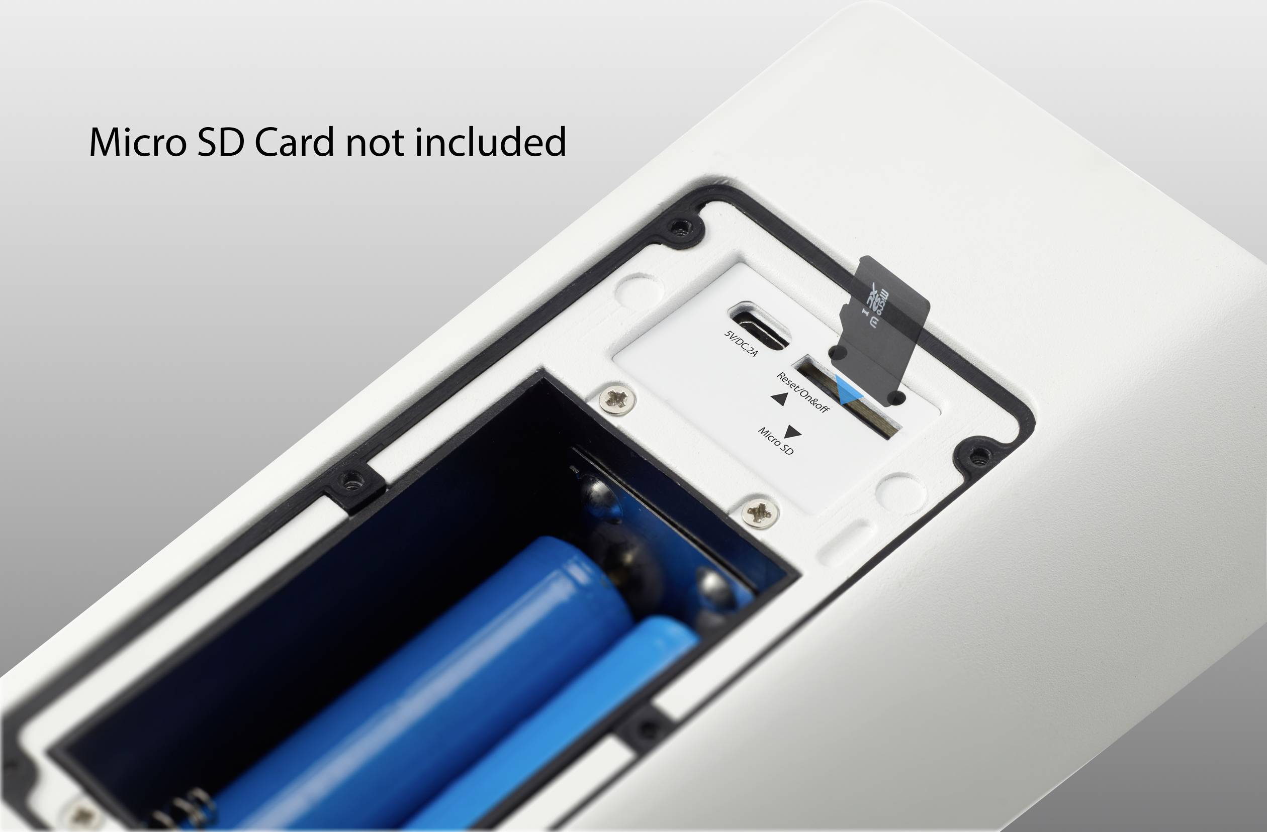 Ein kleiner Schacht mit einer eingelegten Micro-SD-Karte an der Rückseite eines Geräts. Hinweis: 'Micro SD Card not included'.