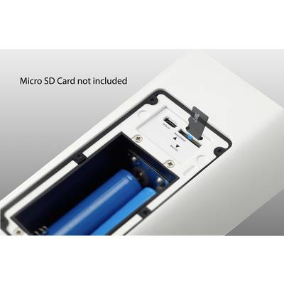 Ein kleiner Schacht mit einer eingelegten Micro-SD-Karte an der Rückseite eines Geräts. Hinweis: 'Micro SD Card not included'.