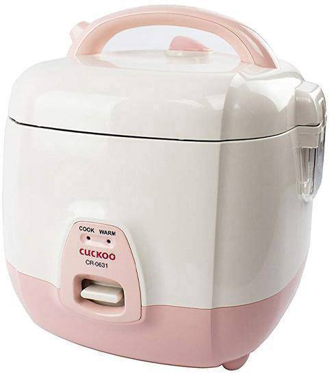 Reiskocher in rosa und weiß mit Tragegriff. Zwei Betriebsmodi: 'Kochen' und 'Warmhalten'. Geeignet für das Kochen von Reis.