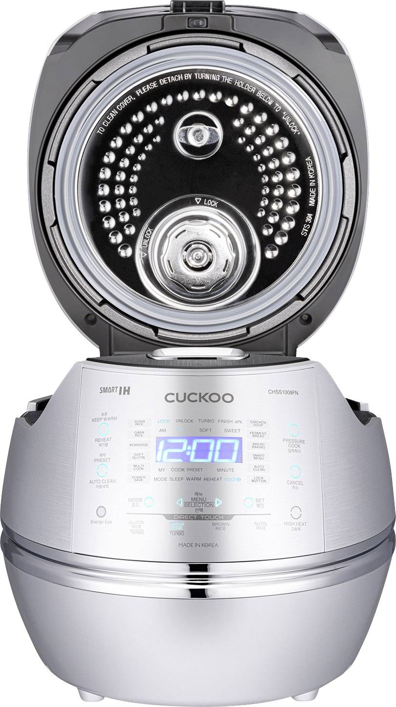 Offener silberner Reiskocher mit digitalem Display. Zeigt Uhrzeit '12:00'. Marke 'Cuckoo' sichtbar auf der Vorderseite.