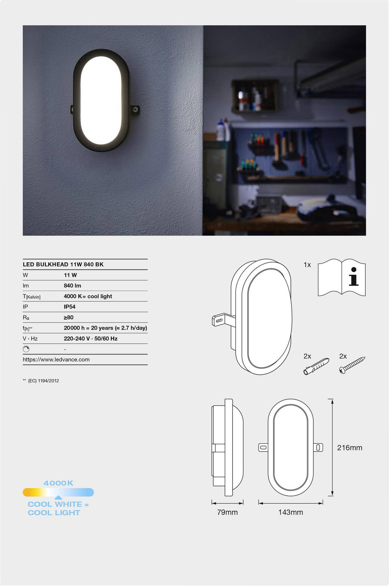 Ovale LED-Leuchte an einer Wand. Darunter technische Spezifikationen und Montagedetails mit Schrauben und Befestigungsteilen. Hintergrund zeigt Werkstattwand mit Werkzeugen.