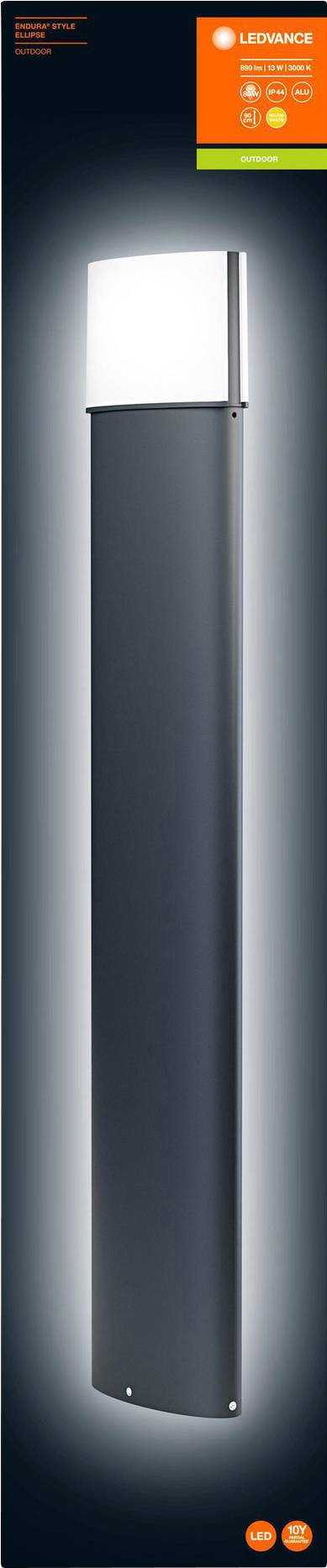 Freistehende LED-Außenleuchte in dunklem Gehäuse mit weißem Lampenschirm, markiert mit 'LEDVANCE' Logo und Energieeffizienzangaben.