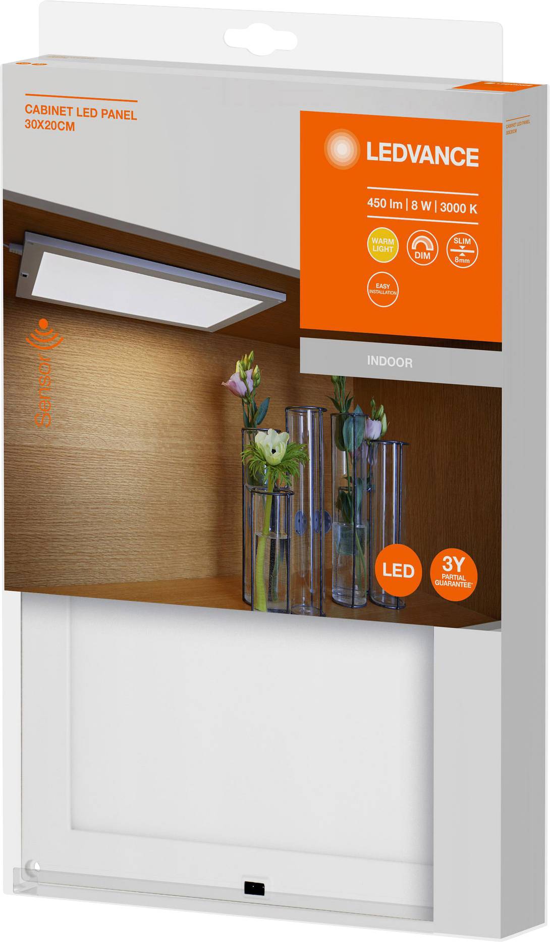 LED-Panel-Verpackung von Ledvance, 450 Lumen, 8 Watt, 3000 Kelvin. Geeignet für den Innenbereich, abgebildet mit Blumenvasen als Dekoration.