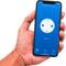 Ein Smartphone zeigt die App-Steuerung für eine smarte Wi-Fi-Steckdose. Der Bildschirm zeigt 'Power On' an.