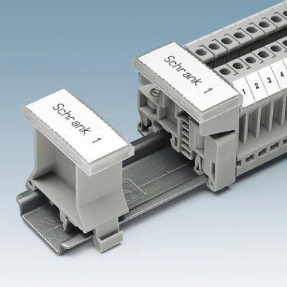 Reihenklemmenblock mit Aufschrift 'Schrank 1' auf hellem Hintergrund; zeigt modulare Bauweise für elektrische Verbindungen.