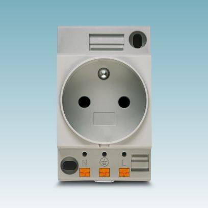 Steckdose in einem Adaptermodul, kompatibel mit Standard-Steckern, zeigt Erdungs-, Neutral- und Phasenklemmen an der Unterseite.