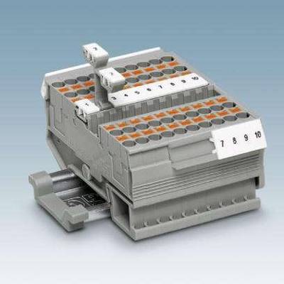 Grau-orange Klemmenblock mit nummerierten Anschlüssen von 1 bis 10, für elektrische Verbindungen. Rechteckige Bauform, auf Montageband.