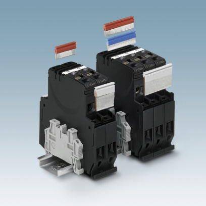 Zwei schwarze, technische Module mit Steckverbindungen und farblich markierten Klemmen für elektrische Schaltungen.